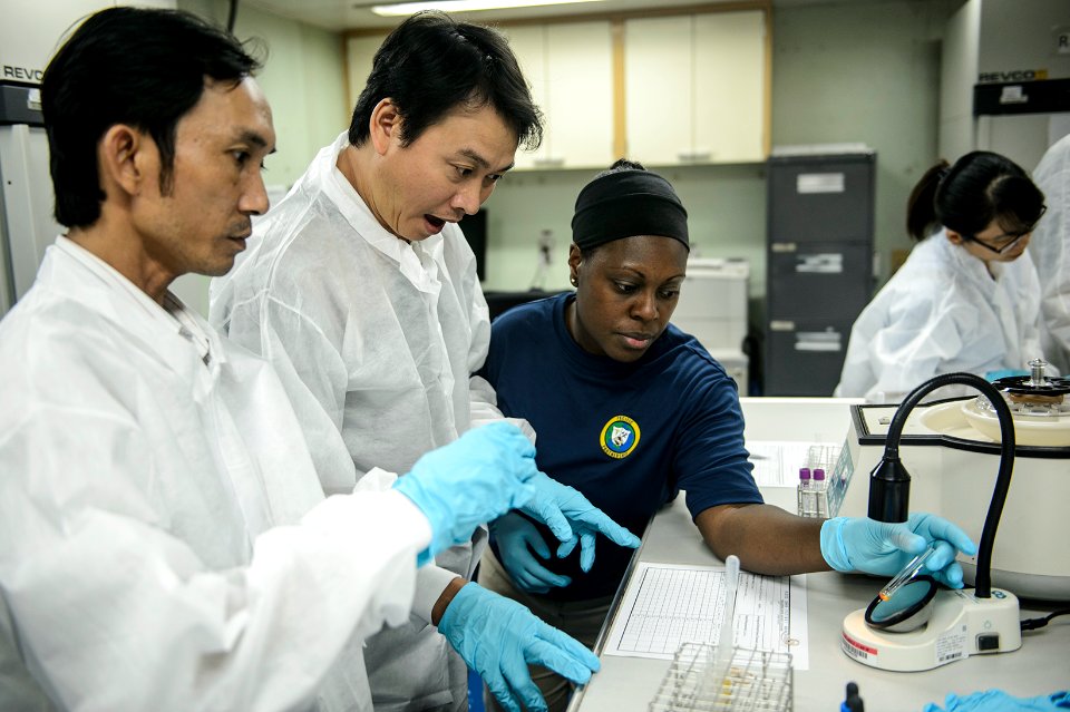 Lt. Tamara Bellin shows Vietnamese lab technicians how to type blood. (20713297930)