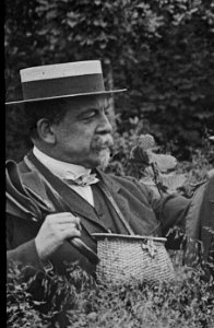 Lucien Weissenburger et Louis Majorelle en promenade dans les hautes herbes 990.22.1 (lucien)