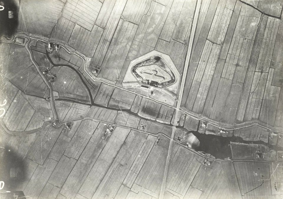 Luchtfoto van Fort aan Den Ham te Krommenie