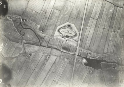 Luchtfoto van Fort aan Den Ham te Krommenie