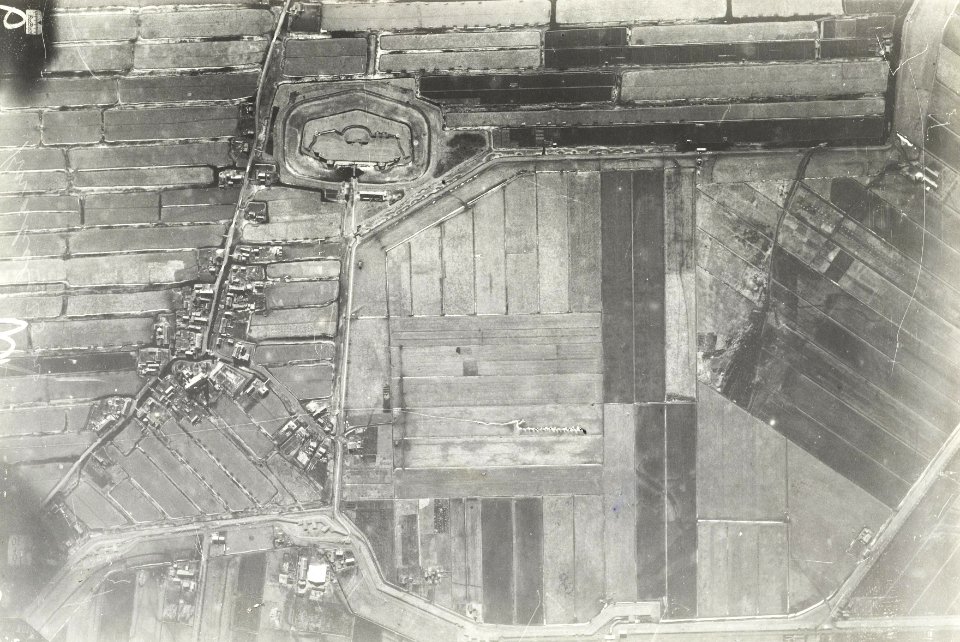 Luchtfoto van Fort De Kwakel
