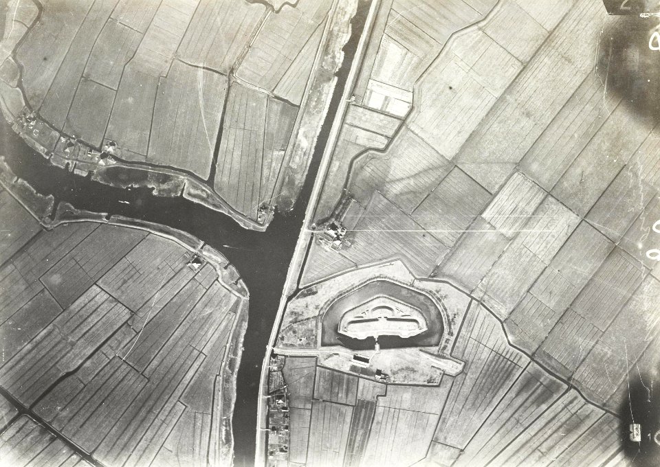 Luchtfoto van Fort Marken-Binnen
