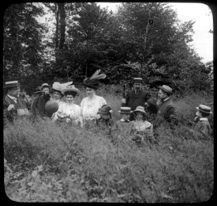 Lucien Weissenburger et Louis Majorelle en promenade dans les hautes herbes 990.22.1