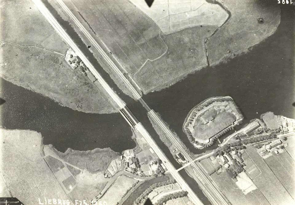 Luchtfoto van Fort bij de Liebrug