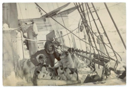 Ludvig Mylius-Erichsen with his dogs