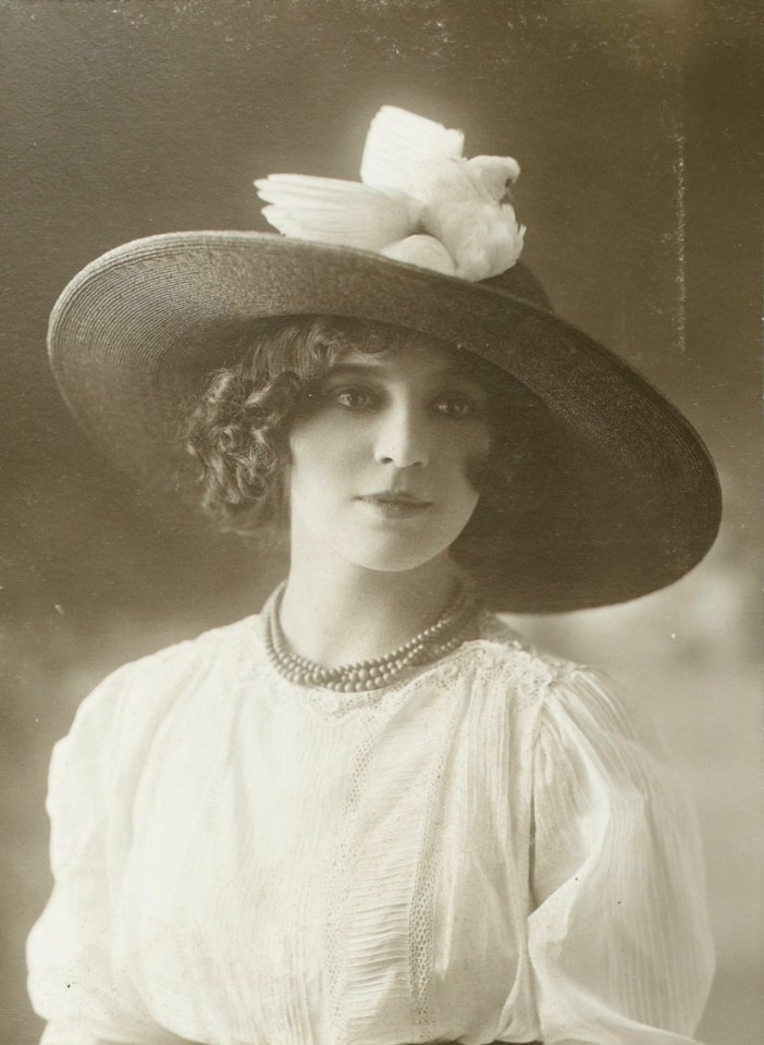 Lucienne Roger by Jean Reutlinger (D 23023 alb)