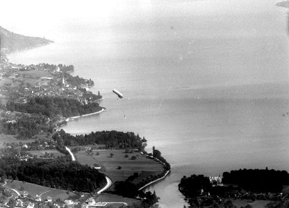 Luftaufnahme von Oberhofen mit einem aufsteigenden Ballon - CH-BAR - 3241383