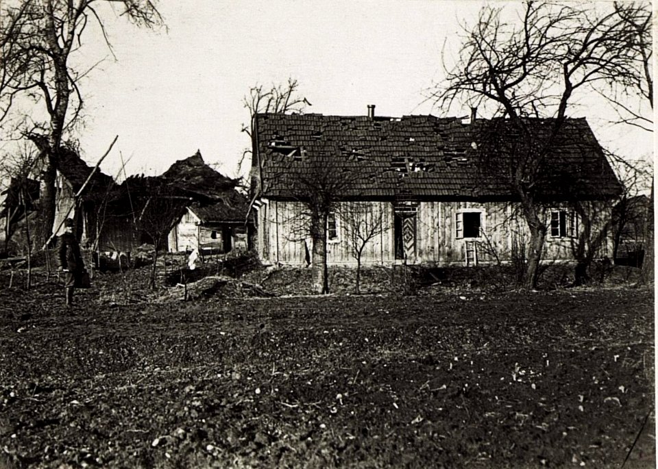 Luftdruckwirkung eines 30,5cm Mörserschusses (Mörserstand 50m hinter dem Haus). (BildID 15576124)