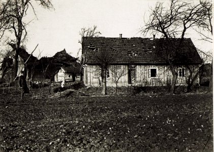Luftdruckwirkung eines 30,5cm Mörserschusses (Mörserstand 50m hinter dem Haus). (BildID 15576124)