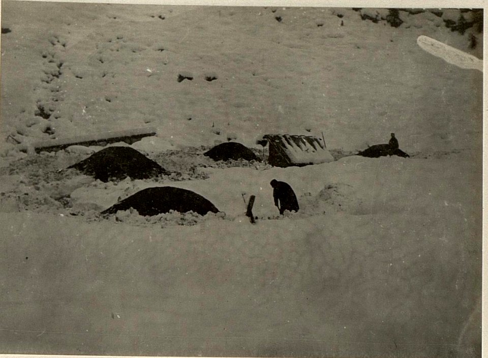 Luggauer Alm. Kohlenmeiler werden aus dem Neuschnee ausgegraben. (BildID 15471961)