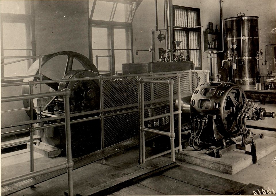 Luftverflüssigungsanlage der k.u.k. Geniedireiktion in Klagenfurt, Trennapparate, Oelabschneider, Hochdruck-Luftkompressor und Elektromotor (BildID 15474529)