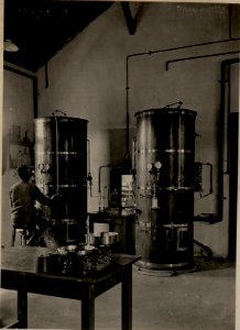 Luftverflüssigungsanlage der k.u.k. Geniedorektion in Klagenfurt,Luftverflüssigungsapparate, zwischen beiden der Analysentisch (BildID 15474550)