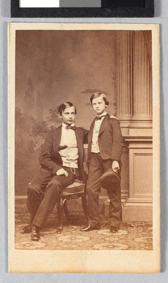 Ludwig von Wittelsbach (1845-1886), kroonprins van Beieren en zijn jongere broer Otto (1848-1916), objectnr KA 6895.105