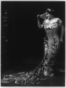 Luisa Tetrazzini, 1871-1940, full length portrait, standing, holding fan, facing left LCCN2006677756
