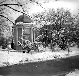 Luminen Runebergin Esplanaadi ja kioski - N1842 (hkm.HKMS000005-0000017b)