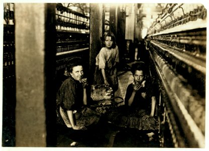 Lunch time, Kesler Mfg. Co. The little one carries the lunch. Usually the hands all go home to dinner. LOC cph.3c21889