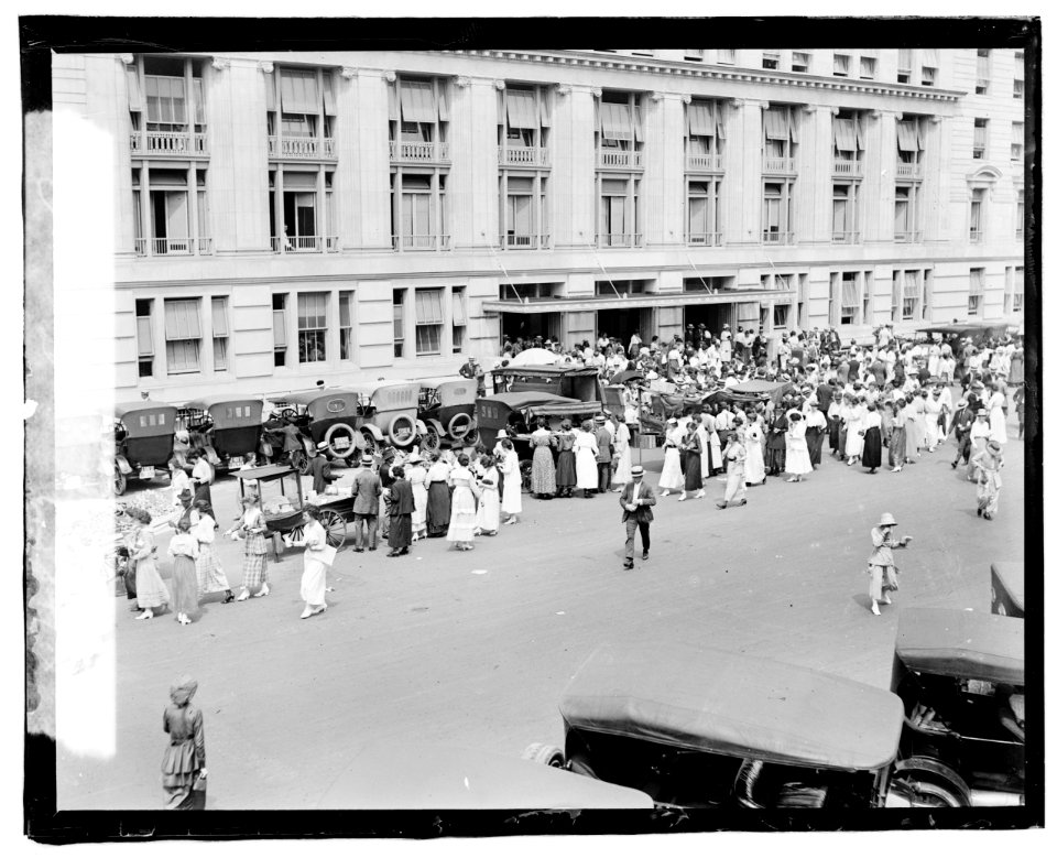 Lunch time, Treasury Annex LCCN2016819631