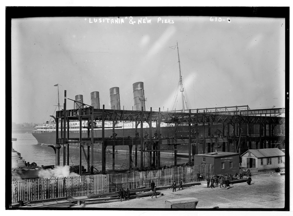 Lusitania and new piers (Hudson River piers) - Bain LCCN2014682945