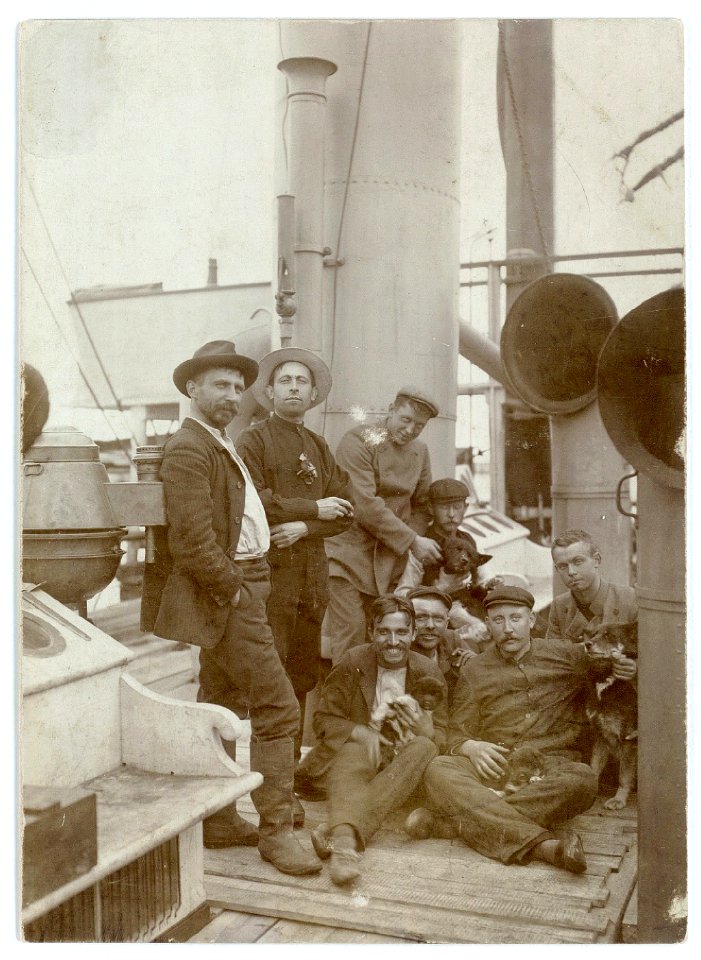 Ludvig Mylius-Erichsen and crew
