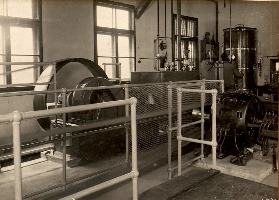 Luftverflüssigungsanlage der k.u.k. Geniedireiktion in Klagenfurt, Trennapparate, Oelabschneider, Hochdruck-Luftkompressor, und Elektromotor, Aufgenommen im Mai 1916 (BildID 15474522)