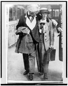 Lusitania survivor with injured hand, May 25, 1915 LCCN97510261