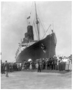 LUSITANIA arriving in N.Y. for first time, Sept. 13, 1907- bow & portside view at dock; welcoming crowd LCCN2002721368