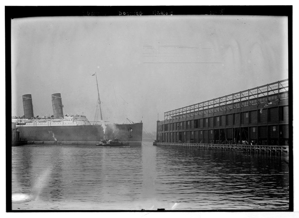 Lusitania docking at new Hudson River piers, Bain - Bain LCCN2014682946