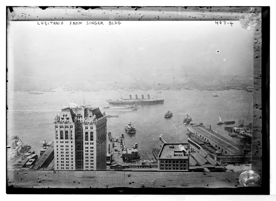 Lusitania seen from Singer Bldg, (N.Y.C.) - Bain LCCN2014681918