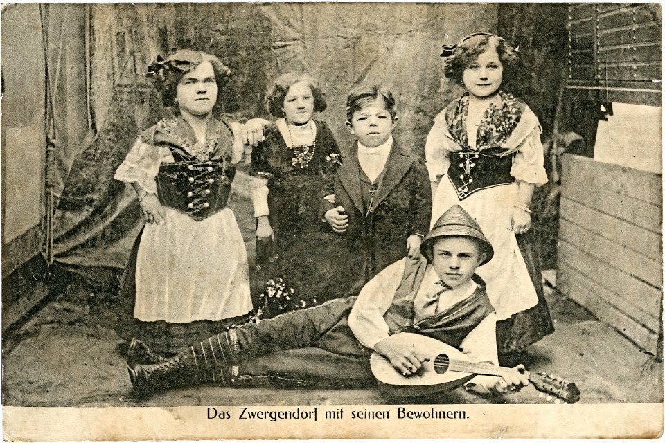 Ludwig Hemmer PC Das Zwergendorf mit seinen Bewohnern. Bildseite