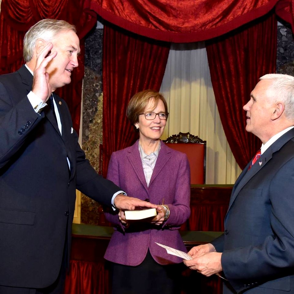 Luther Strange taking oath of office 16586947 1118929021549467 4020934516458632943 o