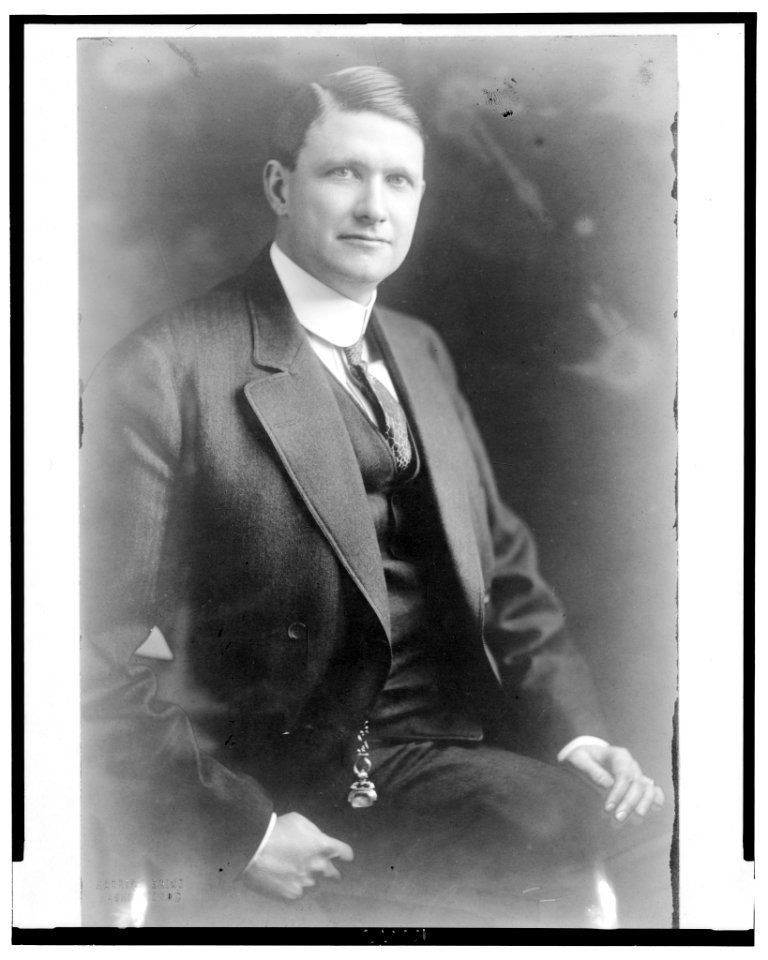 Luke Lea, senator from Tennessee, three-quarter length portrait, seated, facing front) - Harris & Ewing, Washington, D.C LCCN2004665031