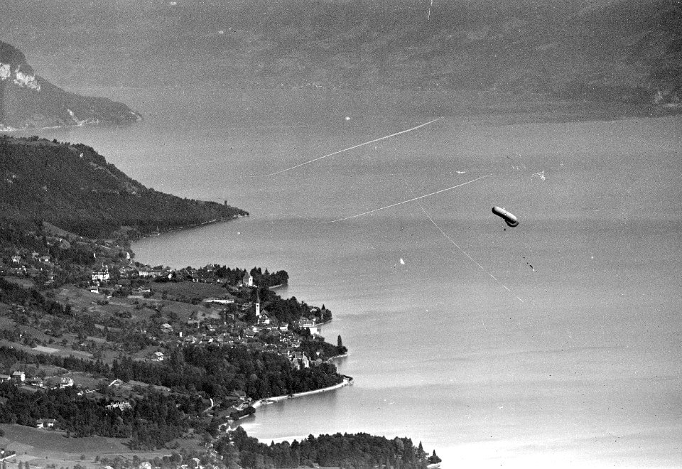 Luftaufnahme von Oberhofen mit einem Ballon über dem Thunersee - CH-BAR - 3241384
