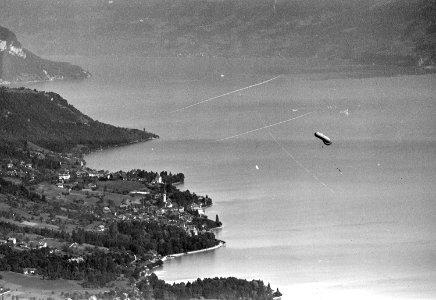 Luftaufnahme von Oberhofen mit einem Ballon über dem Thunersee - CH-BAR - 3241384