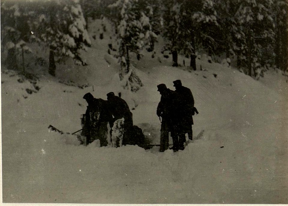 Luggauer Alm. Zugeschobene Holzvorräte werden aus dem Neuschnee ausgegraben. (BildID 15471954)