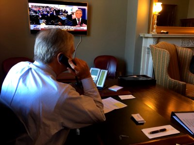 Luther Strange talking to Yellowhammer Radio C8GRF6LWkAYHkrz.jpg-large