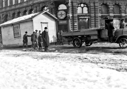 Luistinradan parakkia siirretään katua pitkin Erottaja 4-n kohdalla - N2190 (hkm.HKMS000005-000001hw)