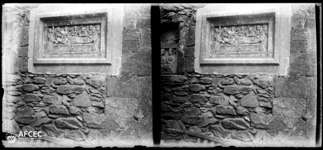 Làpida amb un relleu en un mur del monestir de Sant Quirze de Colera