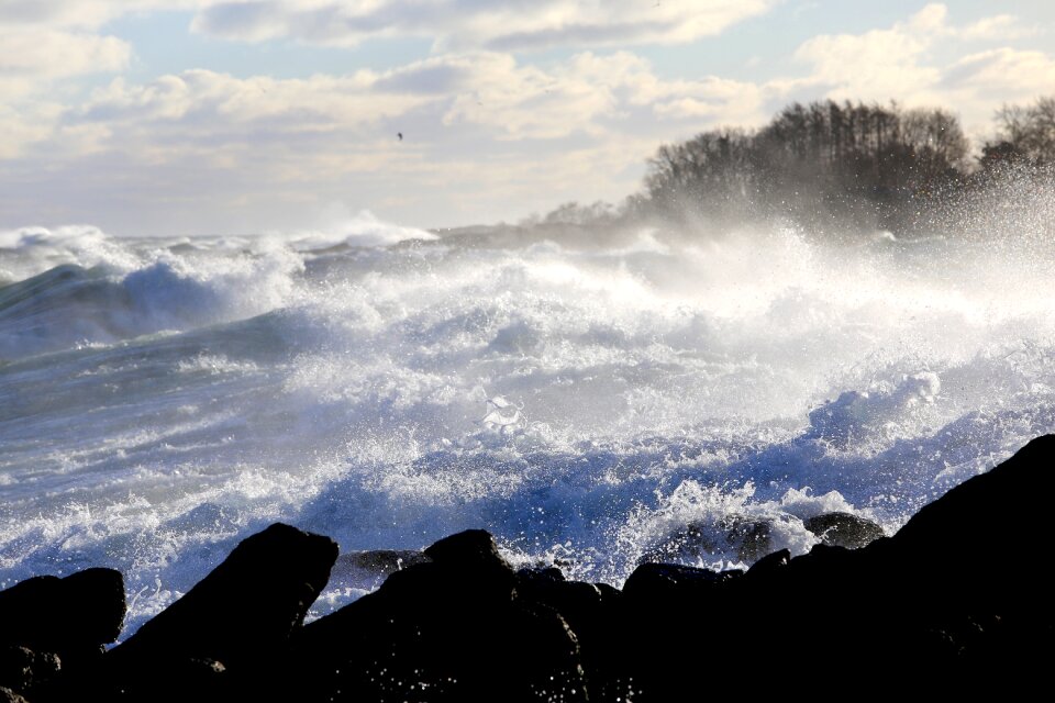 Surf wave high water
