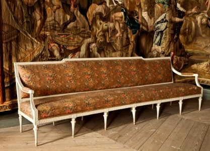 Långsoffa av björk. Målad pärlgrå - Skoklosters slott - 92490