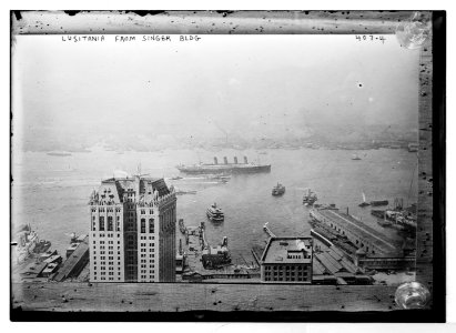 Lusitania seen from Singer Bldg, (N.Y.C.) - Bain LCCN2014681918 photo