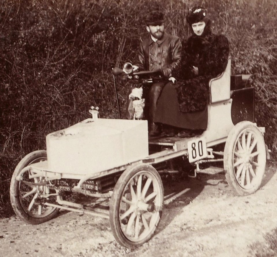 Léon Serpollet après son record du km arrêté à la côte de Gaillon en 1901 avec madame