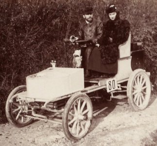 Léon Serpollet après son record du km arrêté à la côte de Gaillon en 1901 avec madame