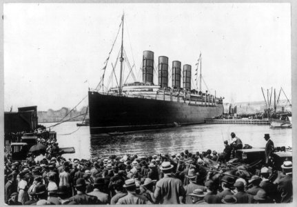 LUSITANIA, 1907-1914, New York City- warping into dock, NYC, 13 Sept. 1907, crowd in foregrd. LCCN2002721371