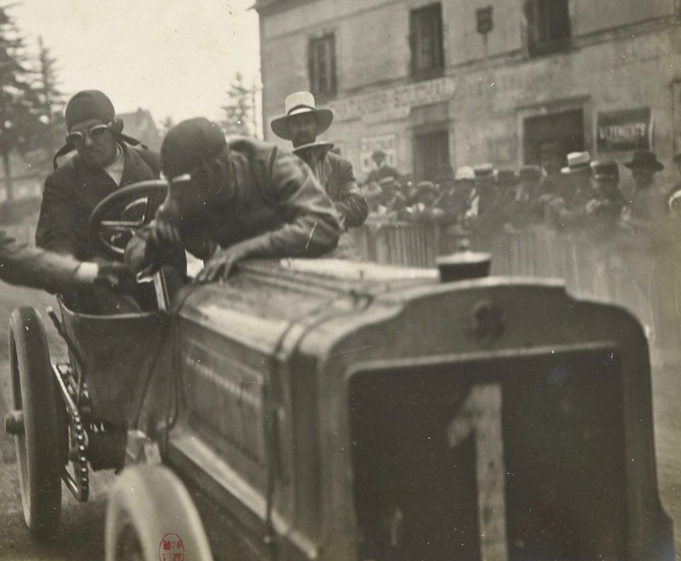 Léon Théry vainqueur de la Coupe Gordon Bennett du 5 juillet 1905 au circuit d'Auvergne Michelin