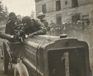 Léon Théry vainqueur de la Coupe Gordon Bennett du 5 juillet 1905 au circuit d'Auvergne Michelin
