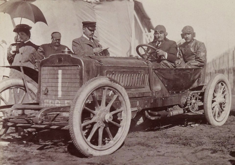 Léon Théry vainqueur des éliminatoires de la Coupe Gordon Bennett le 16 juin 1905 sur Richard-Brasier au circuit d'Auvergne Michelin