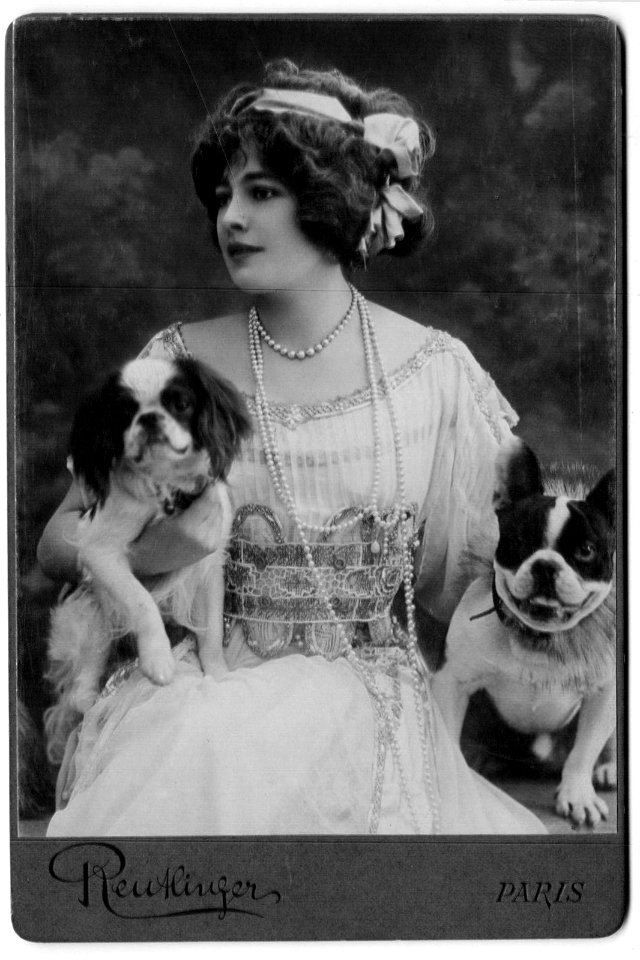 Léopold-Émile Reutlinger, 1908c - Geneviève Lantelme with 2 dogs
