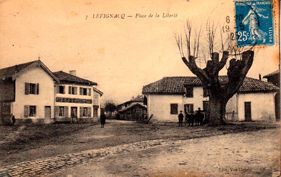 Lévignacq - Place de la Liberté
