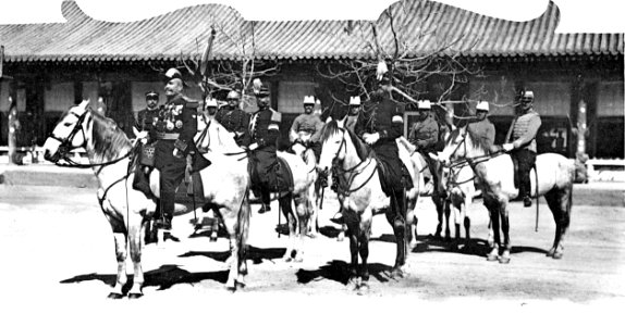 M. le général Voyron, Commandant en chef, et ses officiers d’ordonnance, à Pékin, dans l’une des cours du quartier général