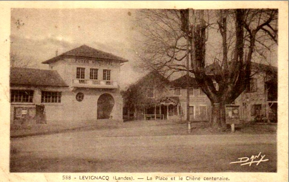 Lévignacq - Place